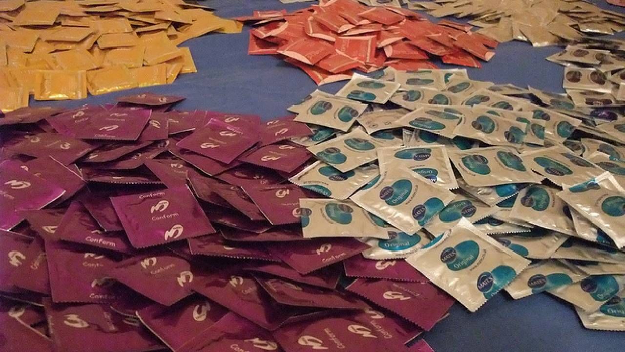 Condom Addiction: बापरे! काय? फ्लेवर्ड कंडोम्सच्या मदतीने नशा? कंडोमची विक्री अचानक वाढल्याने दुकानदारांचे धाबे दणाणले