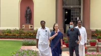 संसद परिसरात सोनिया गांधी आणि स्मृती इराणी यांच्यात शाब्दिक चकमक, सोनिया गांधी म्हणाल्या, डोन्ट टॉक टू मी, धमकावल्याचा स्मृतींचा आरोप