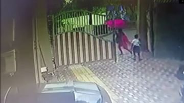 CCTV Video : डोंबिवली ठाकुर्ली परिसरात चैन स्नॅचरची दहशत, इमारतीच्या आवारात घुसून चैन खेचली