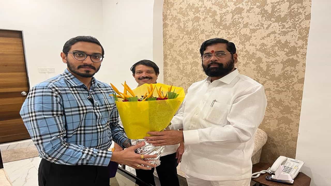एकनाश शिंदे गटाला आता थेट ठाकरेंच्या घरातूनच पाठिंबा; बाळासाहेबांचा नातू शिंदेच्या मदतीने राजकारणात एंन्ट्री करणा