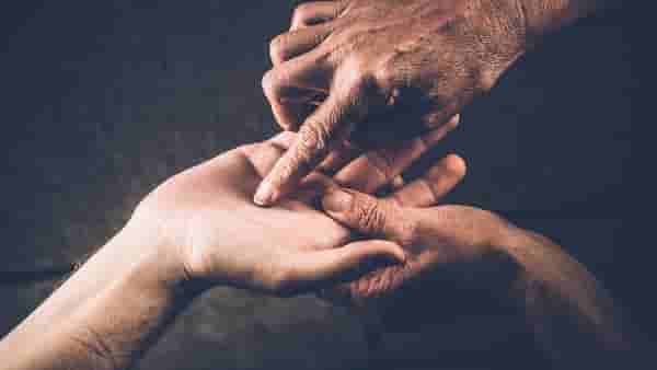 Palm Reading: हातावर असेल धनरेषा तर आयुष्यात मिळते अपार धन आणि मान सन्मान