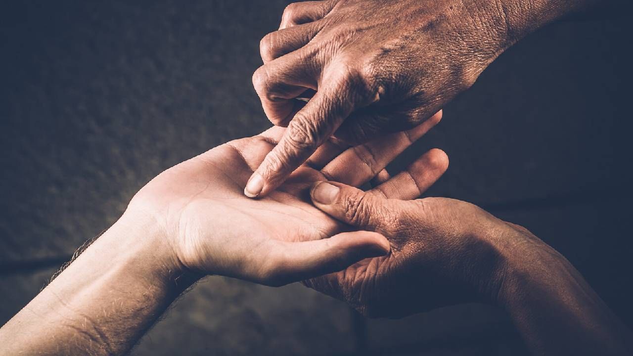 Palm Reading: हातावर असेल धनरेषा तर आयुष्यात मिळते अपार धन आणि मान सन्मान Palm Reading: हातावर असेल धनरेषा तर आयुष्यात मिळते अपार धन आणि मान सन्मान