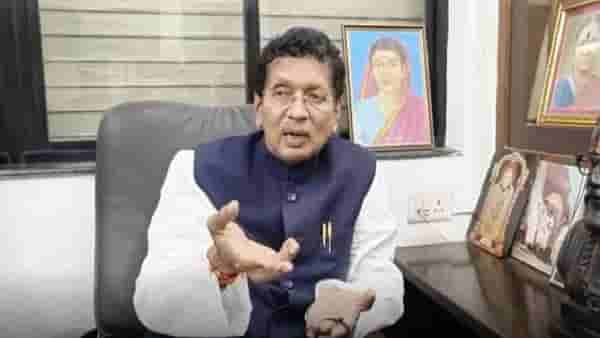 Deepak Kesarkar : राज्यपालांनी वादग्रस्त विधाने करू नयेत, मुख्यमंत्री केंद्राशी बोलणार; दीपक केसरकर यांचं आश्वासन