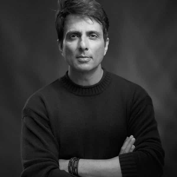 बॉलिवूड चित्रपटसृष्टीशी संबंधित कलाकार प्रत्येक प्रकारे चित्रपटांमध्ये सकारात्मक आणि नकारात्मक भूमिका निभावतात, परंतु प्रत्येक कलाकाराची ओळख ते वास्तविक जीवनात लोकांशी केलेल्या वागणुकीवरून बनते. अभिनेता सोनू सूदने बॉलिवूडपासून दक्षिणेपर्यंत अनेक चित्रपटांमध्ये खलनायक बनून नायकाशी पंगा घेतला आहे.