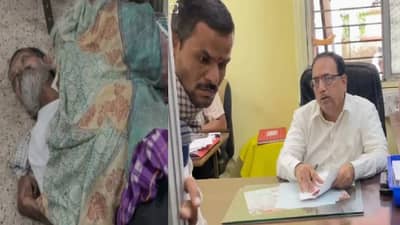 Beed | कागदांच्या रकान्यांत माणुसकीचा खून, हयात च्या खात्रीसाठी अर्धांगवायू ग्रस्ताला 2 तास ताटकळत ठेवलं, बीड प्रशासनाचा कारभार