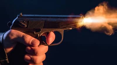 अकोला पोलिसांची अमरावतीत सिनेस्टाईल कामगिरी! कारच्या टायरवर गोळी झाडत पळ काढणाऱ्या आरोपीच्या मुसक्या आवळल्या