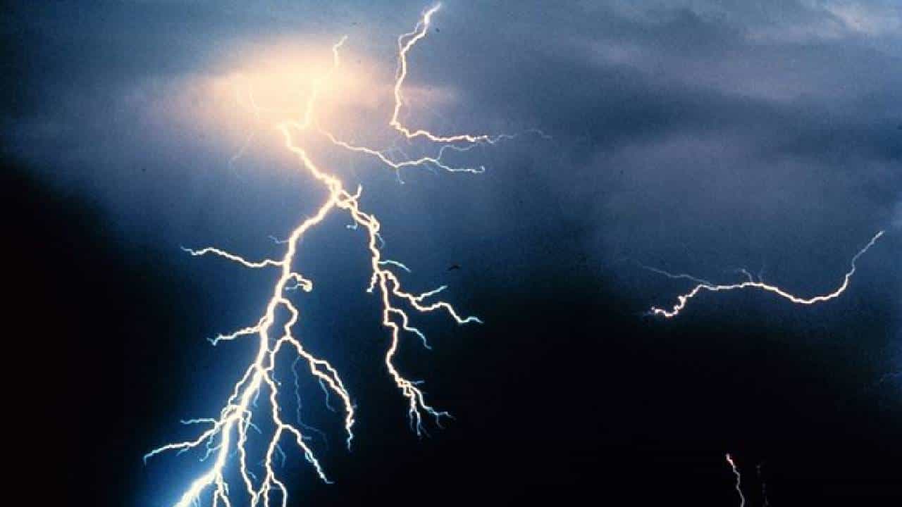 Nagpur : नागपूर, चंद्रपूर जिल्ह्यात वीज कोसळून तिघांचा मृत्यू; एक जखमी