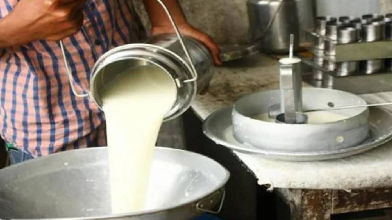 Milk Rate : अमूल अन् मदर डेअरीच्या दूध दरात वाढ, शेतकऱ्यांना दिलासा