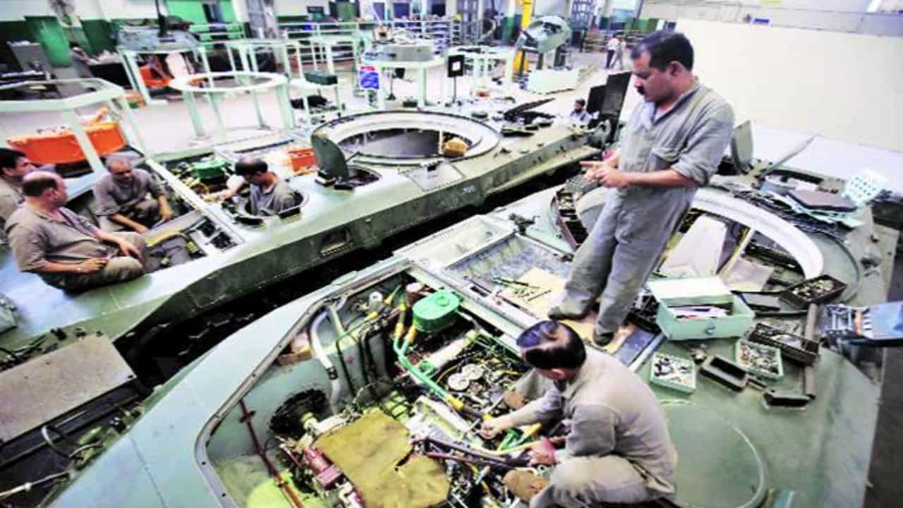 Pune crime : खडकीच्या आर्मी बेस वर्कशॉपमधून चोरत होते लढाऊ विमानांचे सुटे भाग, लष्कराच्या अधिकाऱ्यांनी दिलं पोलिसांच्या ताब्यात
