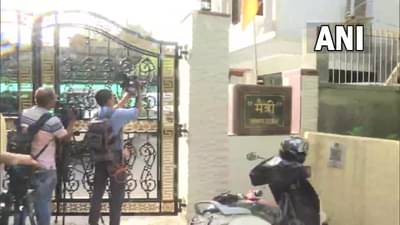 Sanjay Raut ED Inquiry : संजय राऊतांच्या घरी ईडीचं पथक, चौकशी सुरु, पाहा फोटो...