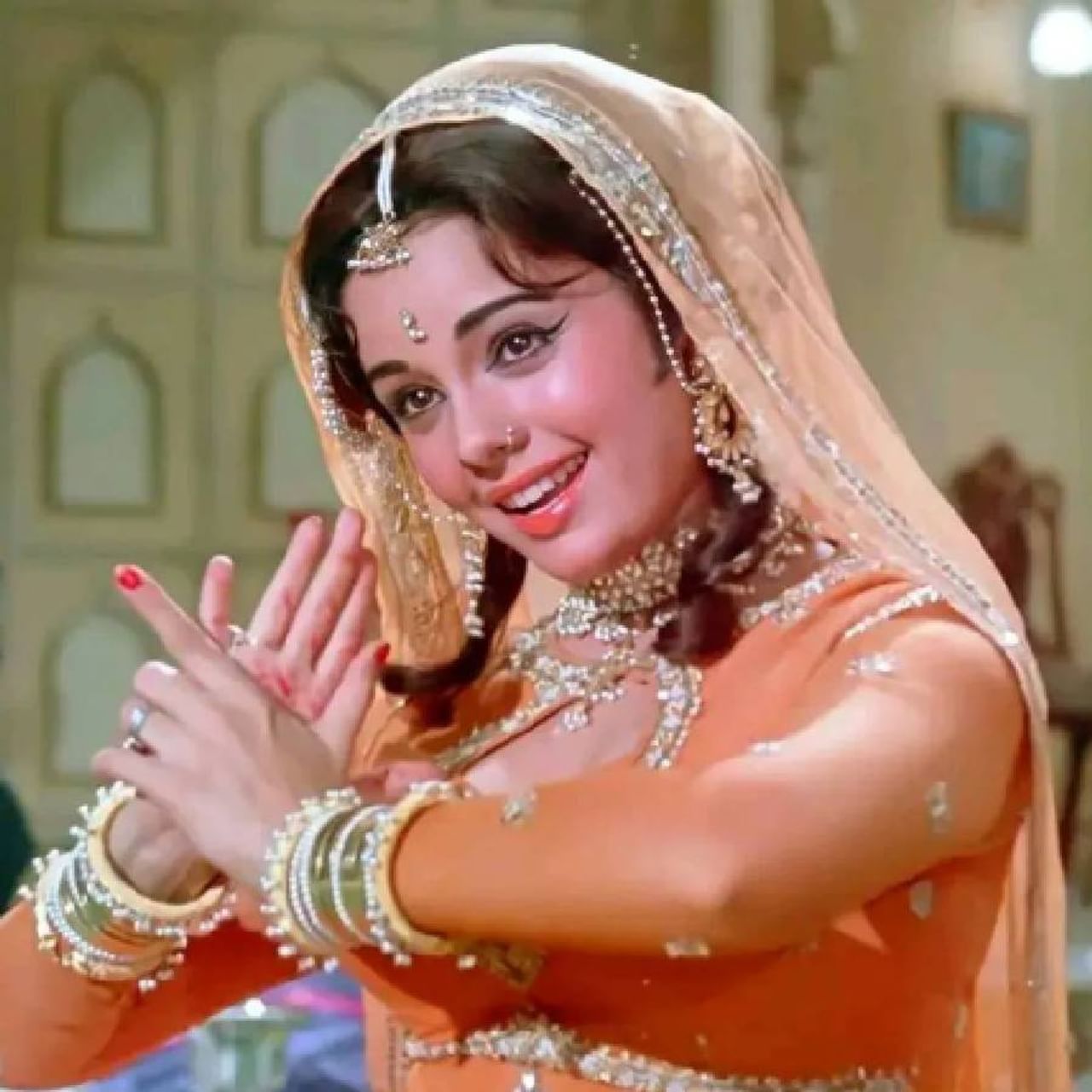 बॉलिवूडची प्रसिद्ध अभिनेत्री मुमताज आज तिचा 75 वा   वाढदिवस साजरा करत आहे.  31 जुलै 1947 रोजी जन्मलेल्या मुमताजने शम्मी कपूर आणि फिरोज खान यांच्यासह हिंदी चित्रपटसृष्टीतील दिग्गज कलाकारांसोबत काम केले आहे.