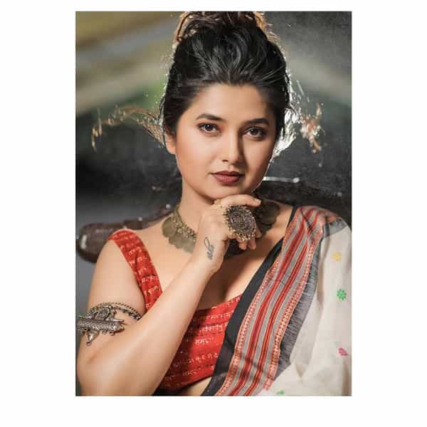 मराठी चित्रपटसृष्टीतील बोल्ड व बेधडकपणासाठी अभिनेत्री प्राजक्ता माळी ओळखली जाते. ती सोशल मीडियावर कायम आपले फोटो व्हिडीओ शेअर करत असते. मात्र या बोल्डपणामुळे अनेकदा ट्रोलही होताना दिसून येते .