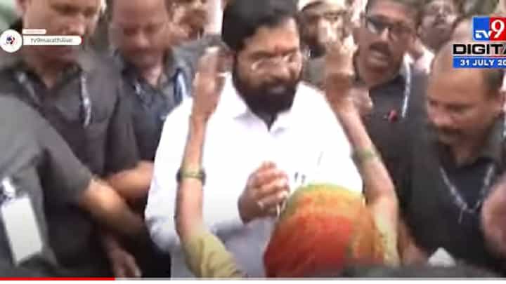 Eknath shinde : औरंगाबादमध्ये लाडक्या मुख्यमंत्र्यांचं आजीबाईंकडून आपुलकीने स्वागत Eknath shinde : औरंगाबादमध्ये लाडक्या मुख्यमंत्र्यांचं आजीबाईंकडून आपुलकीने स्वागत