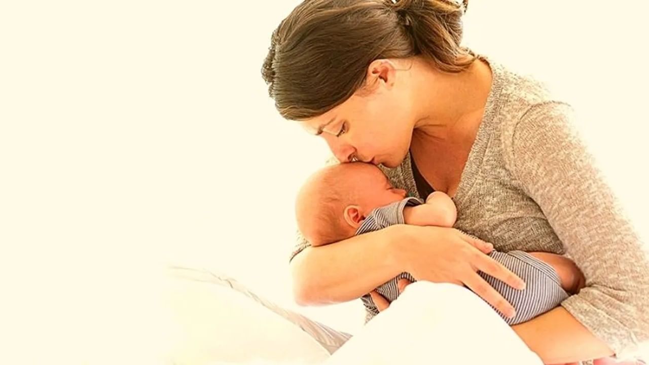 Breastfeeding Week 2022 : बाळाला ब्रेस्टफीडिंग करताना ट्राय करा या 5 पोझिशन्स, आईलाही मिळेल आराम !