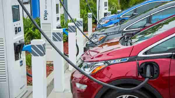 Electric Vehicle | ना महागडं पेट्रोल, प्रदुषणालाही रामराम, आठ वर्षात इतका वाढणार इलेक्ट्रिक वाहनांचा बाजार