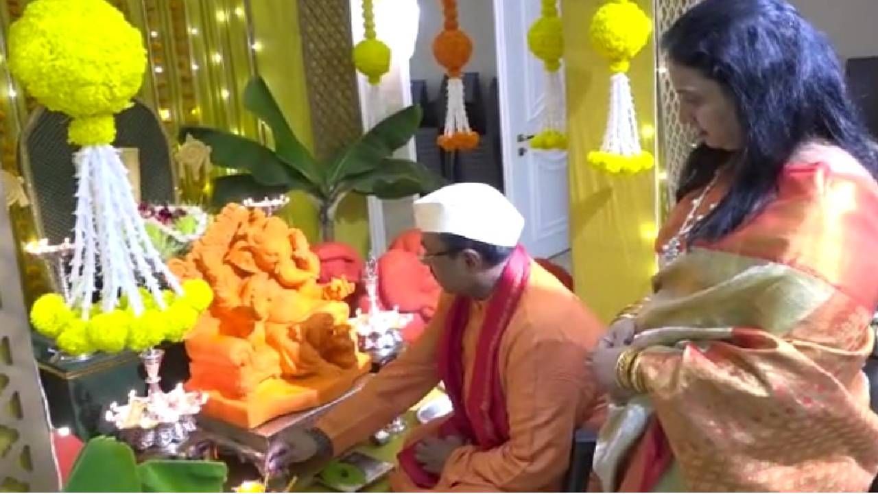 Chandrapur Ganesh : चंद्रपुरात सुधीर मुनगंटीवार यांच्या घरी बाप्पांचे आगमन, राज्यावरील अरिष्टे दूर करण्याची केली प्रार्थना