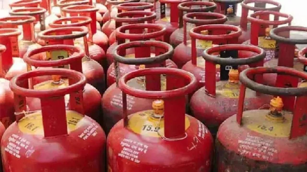 LPG Gas Cylinder Price: दिलासादायक! महिन्याच्या पहिल्याच दिवशी एलपीजी गॅस सिलिंडरच्या दरात मोठी कपात; जाणून घ्या नवे दर