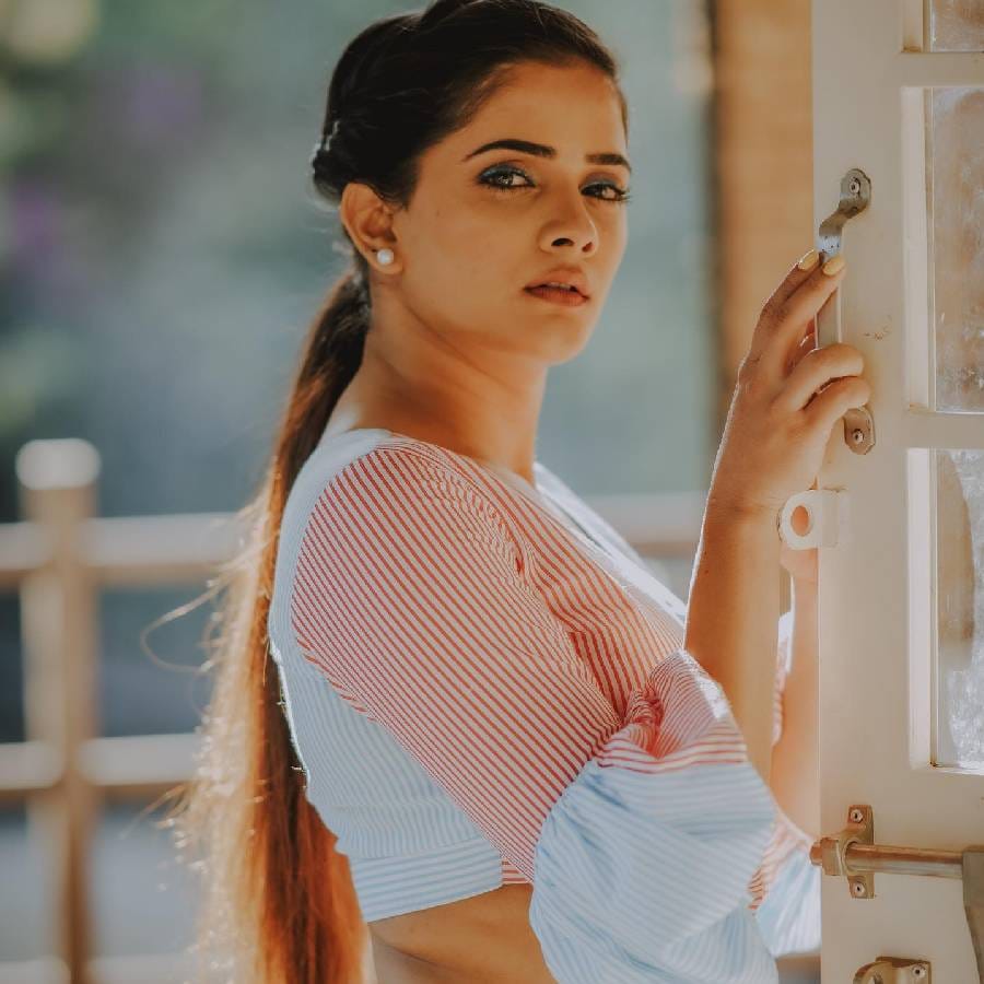 भाग्यश्री मोटेने 'काय रे रास्कला' या चित्रपटातून कलाविश्वात पदार्पण केलं. यापूर्वी ती काही मालिकांमध्ये झळकली होती.
