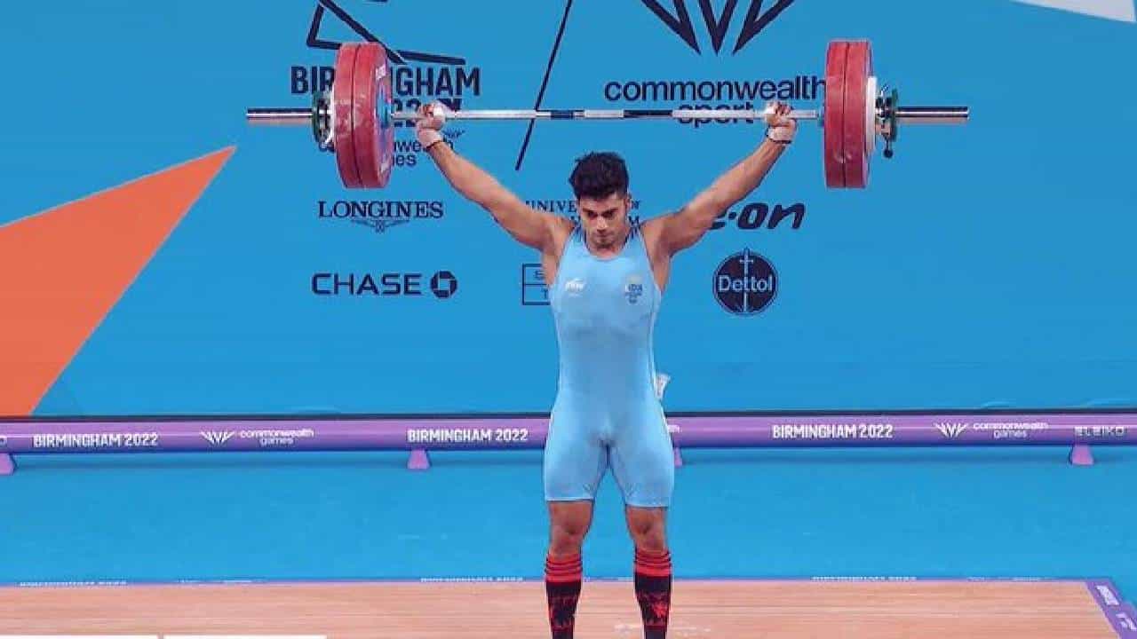 CWG 2022: वयाच्या 12 व्या वर्षी वडिलांचं निधन, आई सोबत मिळून कपडे शिवले, गोल्ड मेडल मिळवणाऱ्या Achinta sheuli ची गोष्ट