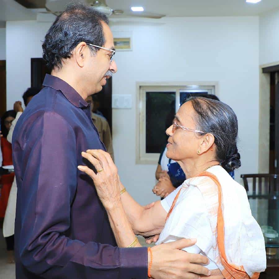 शिवसेना प्रवक्ते व खासदार संजय राऊत यांच्या ईडीने अटक केली. त्यानंतर आज शिवसेना प्रमुख उद्धव ठाकरे यांनी संजय राऊत यांच्या घरी जाऊन कुटुंबियांचे चौकशी केली.