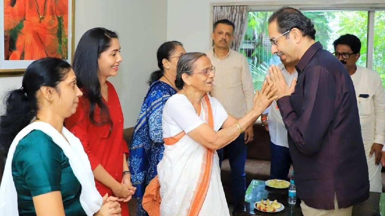 Uddhav Thackeray : शिलेदाराच्यापाठी पक्षप्रमुख, राऊतांच्या कुटुंबियांना उद्धव ठाकरेंनी दिला धीर