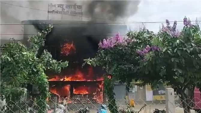 Video : मध्यप्रदेशातील मल्टी स्पेशलिटी हॉपस्पीटलमध्ये भीषण आग; आगीत दहा जणांचा मृत्यू