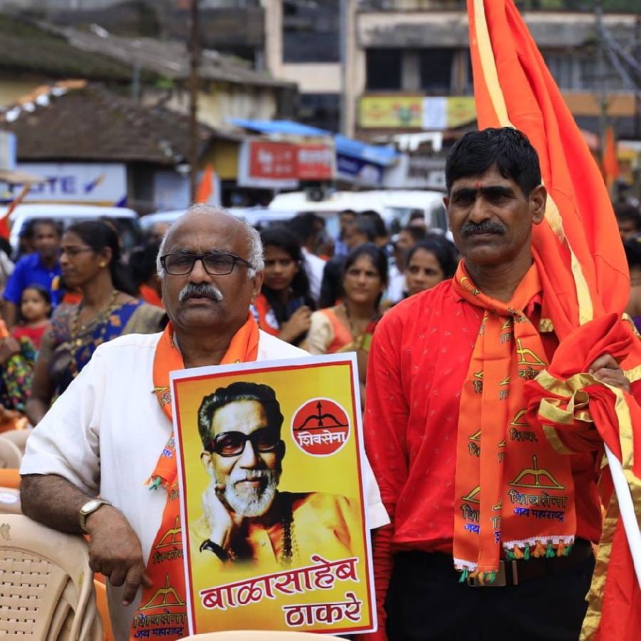 बाळासाहेब  ठाकरे यांचे फोटो , शिवसेनेचा झेंडा हात घेऊन आलेले शिवसैनिक सर्वांचे  लक्ष वेधून घेत होते.