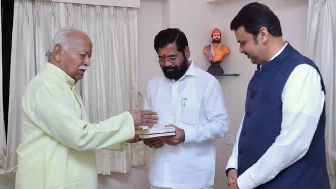 Cm Eknath Shinde : मुख्यमंत्री, उपमुख्यमंत्र्यांनी घेतली सरसंघचालकांची भेट, मोहन भागवतांच्या भेटीत चर्चा काय?