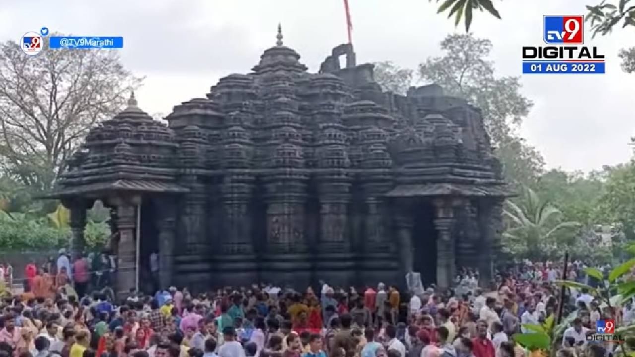 Ambernath Temple : अंबरनाथच्या प्राचीन शिवमंदिरात भाविकांची अलोट गर्दी, श्रावण सोमवार असल्याने भाविकांच्या रांगा