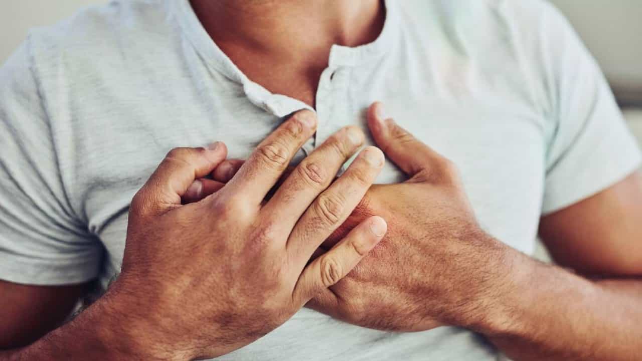 High Cholesterol Symptoms : शरीराच्या या भागांवर दिसतात वाढत्या कोलेस्ट्रॉलची लक्षणे