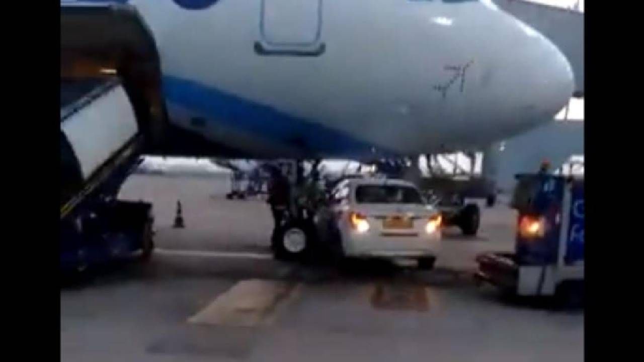 दिल्ली विमानतळावर मोठी दुर्घटना टळली, विमानाच्या चाकासमोर आली कार, बेपर्वाईची होणार चौकशी