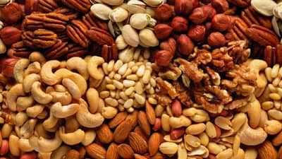 त्वचा आणि केस निरोगी ठेवण्यासाठी या 3 ड्रायफ्रूट्सचा दररोजच्या आहारात नक्कीच समावेश करा!