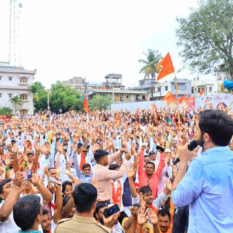 एकनाथ शिंदेंचं बंड झाल्यापासून आदित्य ठाकरे हे राज्यभर दौरे करत आहेत.