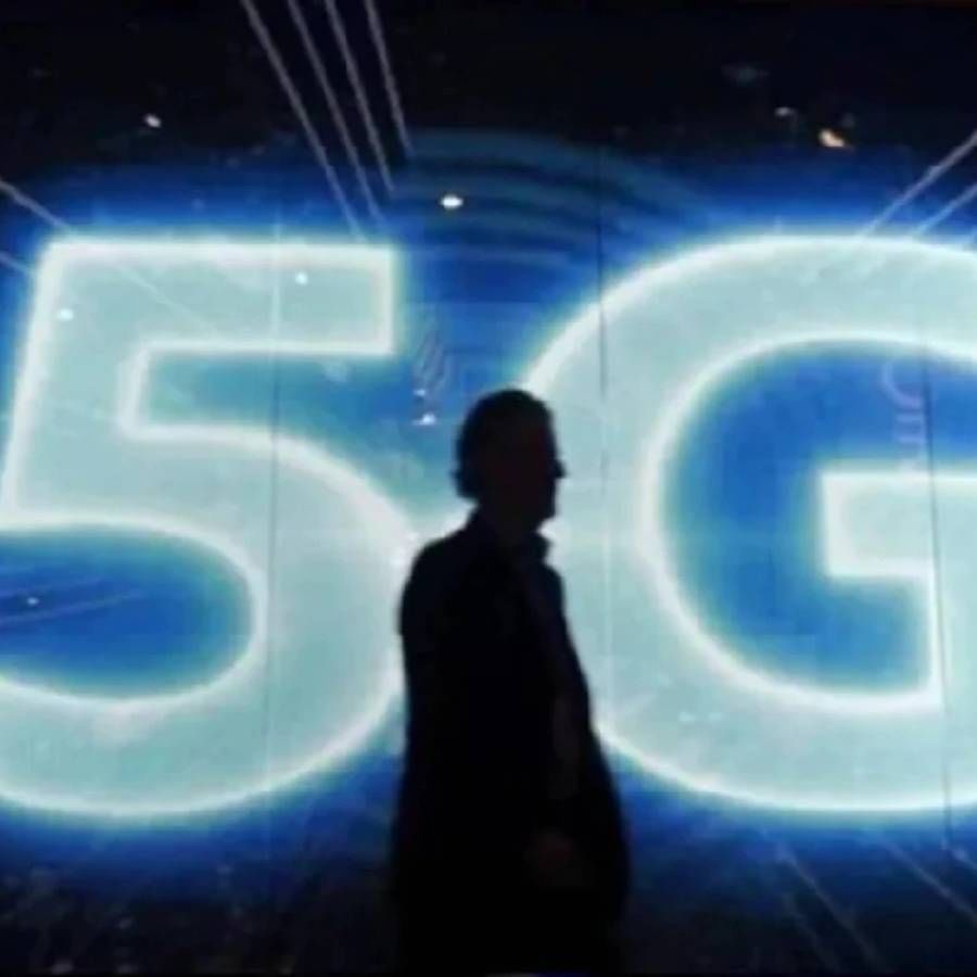 देशातील 5G ​​स्पेक्ट्रमचा लिलाव सोमवारी संपला आहे. त्याद्वारे सरकारने 1.5 लाख कोटी रुपयांची विक्रमी रक्कम उभारली आहे. 26 जुलैपासून लिलाव सुरू झाला आहे. मुकेश अंबानी यांची कंपनी रिलायन्स जिओ इन्फोकॉम (रिलायन्स जिओ) 88,078 कोटी रुपये खर्च करून या 5G शर्यतीत आघाडीवर होती. दुसऱ्या क्रमांकावर भारती एअरटेलने 43,084 कोटी रुपये खर्च केले, तर तिसऱ्या क्रमांकावर वोडाफोन आयडियाने 18,799 कोटी रुपये खर्च केले आहेत.