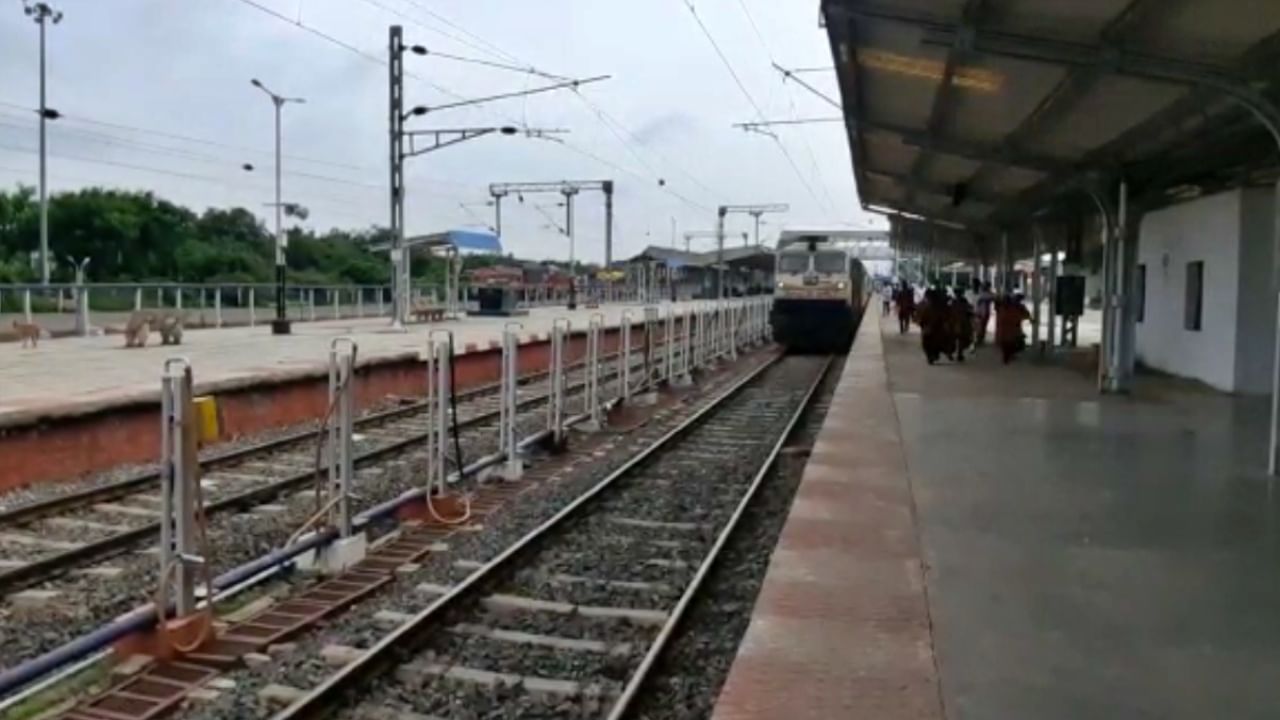 Pandharpur accident : रेल्वे रूळ ओलांडताना धडक बसली, तीन कामगारांचा मृत्यू, पंढरपूरमधली घटना