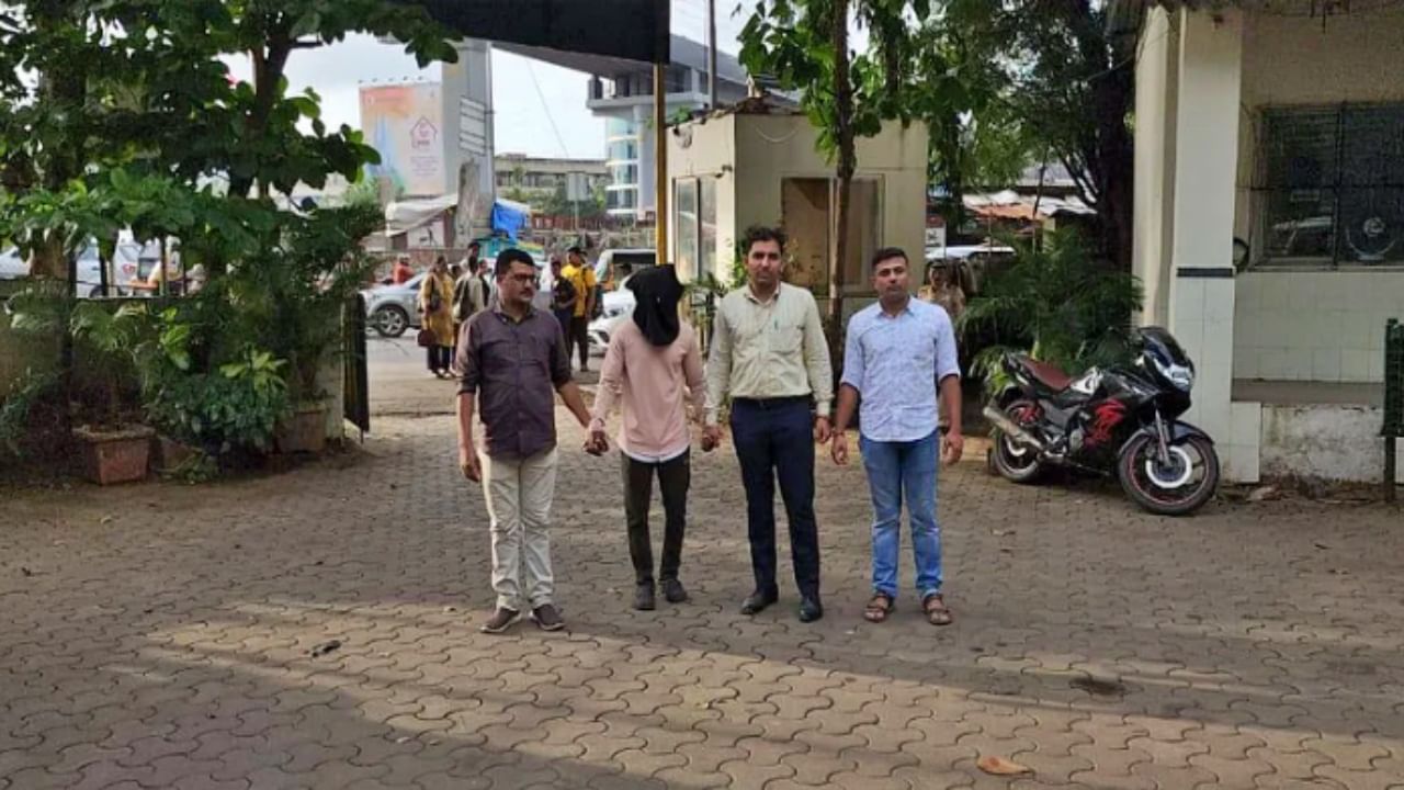 Mumbai crime : अश्लील फोटो आणि संभाषणाचे स्क्रीनशॉट व्हायरल करण्याची धमकी देऊन लुटायचा, बोरिवलीत पोलिसांनी रंगेहात पकडलं