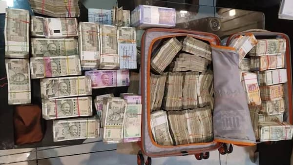 MP Clerk : हा पैसा बघून अनेकांना अर्पिता आठवली, क्लर्कच्या घरी सापडल्या नोटाच नोटा, एवढा पैसा आला कुठून?