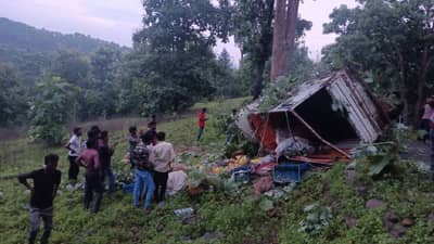 Amaravati Accident : अमरावतीत पिकअप वाहनाला अपघात, चार व्यावसायिकांचा जागीच मृत्यू