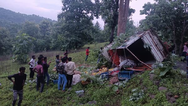 Amaravati Accident : अमरावतीत पिकअप वाहनाला अपघात, चार व्यावसायिकांचा जागीच मृत्यू
