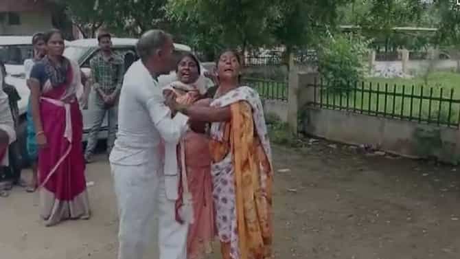 Yavatmal Beating : यवतमाळमध्ये विधवा लेकीला बापाकडून मारहाण; जमिनीच्या पैशाच्या वादातून घडली घटना