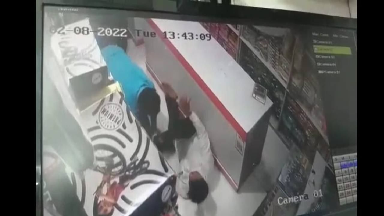 CCTV Video : डोंबिवलीत कपड्याच्या डिस्प्लेसाठी लावलेल्या पुतळ्यावरुन वाद, दुकान मालकासह तिघांना बेदम मारहाण, घटना सीसीटीव्हीत कैद