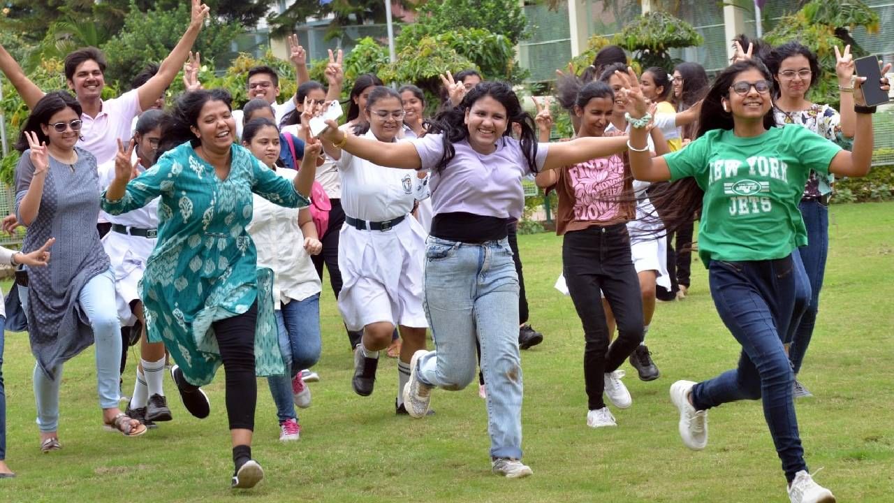 11th Admission Cut-Off: पुण्यातील फर्ग्युसन, मुंबईतील सेंट झेवियर्स, नामवंत कॉलेजचे कट ऑफ घसरले! गेल्या वर्षीच्या तुलनेत 2 ते 4 टक्क्यांनी कटऑफ कमी 11th Admission Cut-Off: पुण्यातील फर्ग्युसन, मुंबईतील सेंट झेवियर्स, नामवंत कॉलेजचे कट ऑफ घसरले! गेल्या वर्षीच्या तुलनेत 2 ते 4 टक्क्यांनी कटऑफ कमी