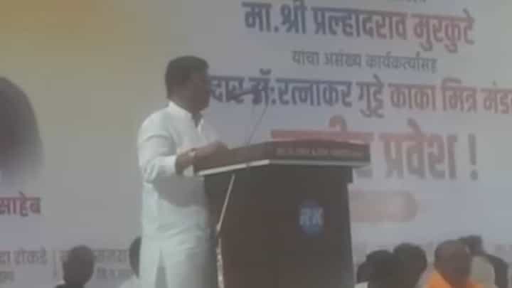 राजकीय वर्तुळात खळबळ! तिघांचे घ्या आणि चौथ्याला मतदान करा आमदाराचं वक्तव्य राजकीय वर्तुळात खळबळ! तिघांचे घ्या आणि चौथ्याला मतदान करा आमदाराचं वक्तव्य