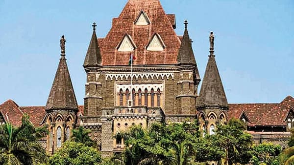 High court : सरकार बदललं म्हणून कोणत्याही कारणाशिवाय अधिकाऱ्यांना हटवू शकत नाही, शिंदे-फडणवीस सरकारला न्यायालयानं फटकारलं