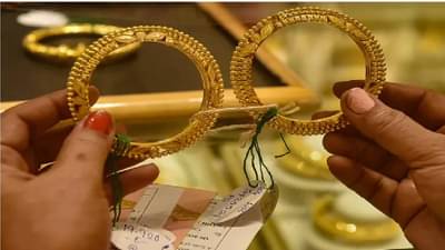 Investment in gold :  सोनं स्वस्त होतय; सोन्यातील गुंतवणूक फायदेशीर ठरू शकते?, जाणून घ्या तज्ज्ञ काय म्हणतात
