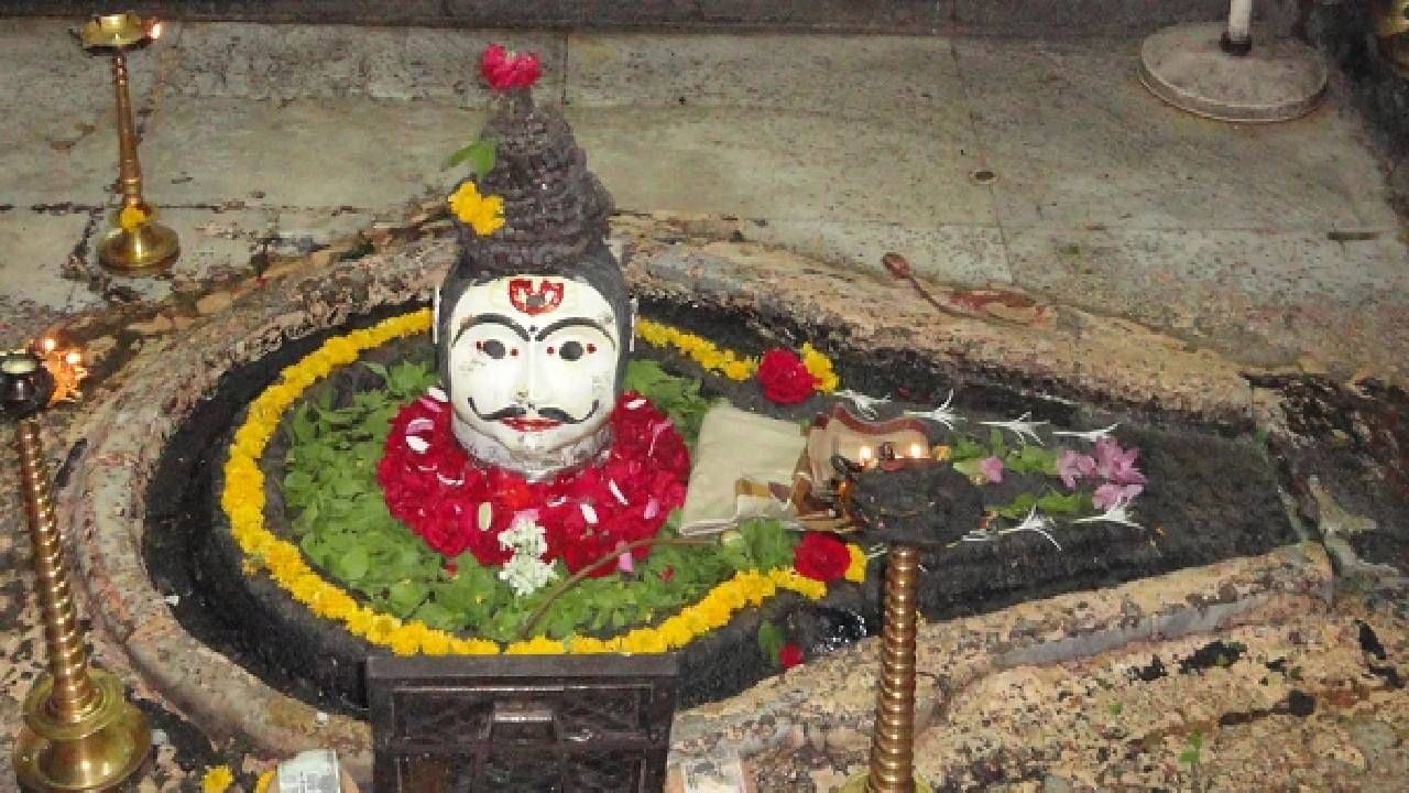 Shravan 2022: स्वयंभू आहे त्रंबकेश्वरचे जोतिर्लिंग, पौराणिक कथा आणि महत्त्व Shravan 2022: स्वयंभू आहे त्रंबकेश्वरचे जोतिर्लिंग, पौराणिक कथा आणि महत्त्व