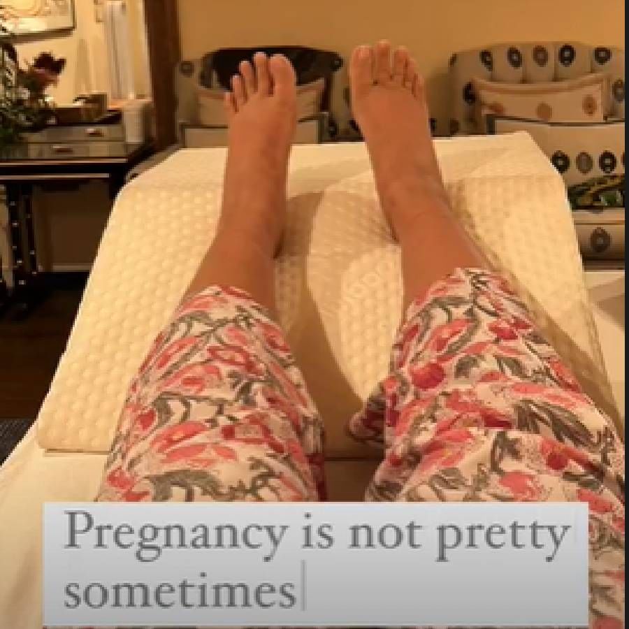 सोनम कपूरने अलीकडेच स्वतःचा एक फोटो शेअर केला आहे, ज्यामध्ये ती गर्भधारणेमुळे तिचे पाय कसे सुजले आहेत हे सांगताना दिसत आहे. सोनमचा हा फोटो सोशल मीडियावर व्हायरल होत आहे.
