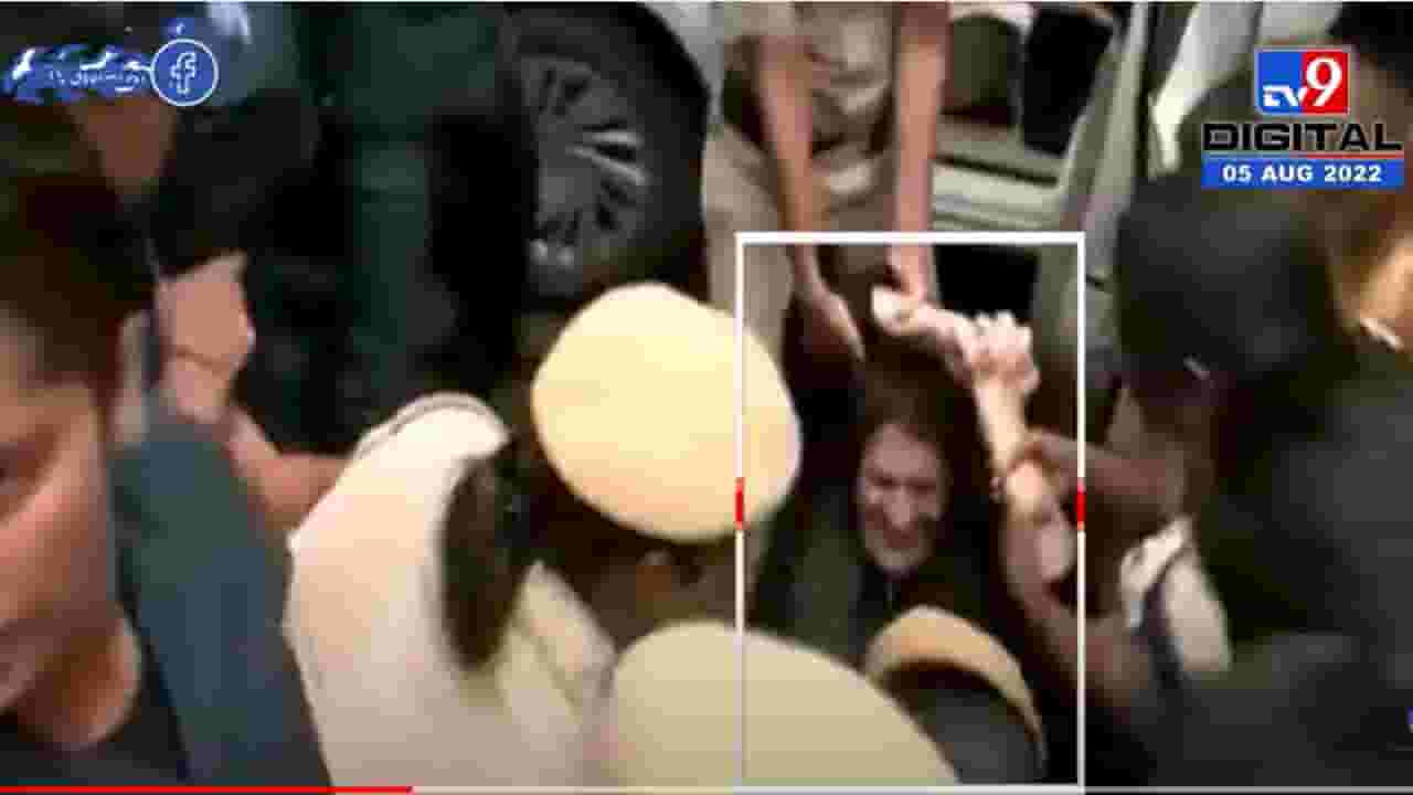 प्रियांका गांधी यांना पोलिसांनी घेतलं ताब्यात प्रियांका गांधी यांना पोलिसांनी घेतलं ताब्यात