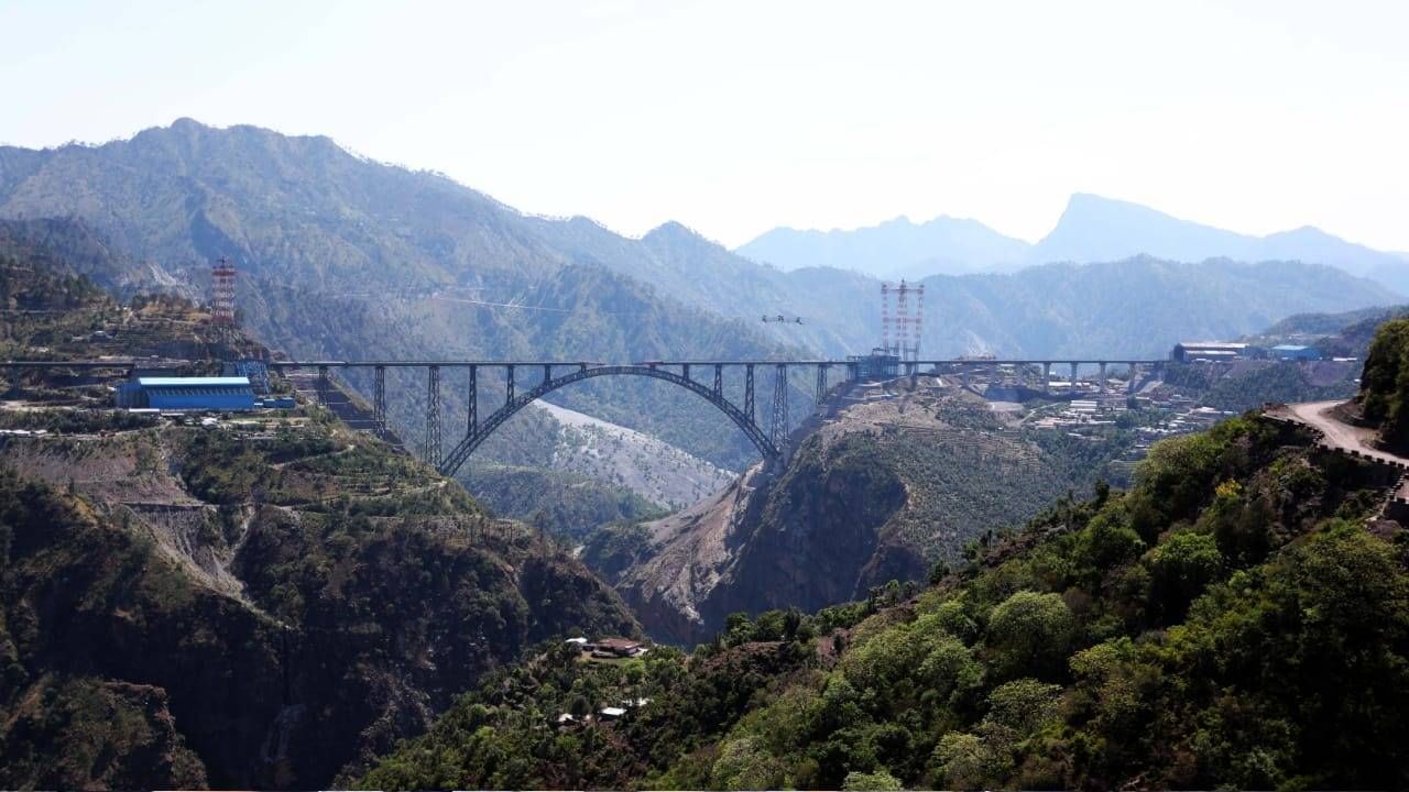 Chenab Railway Bridge : चेनाब रेल्वे ब्रिज पूर्णत्वाच्या दिशेने, आयफेल टॉवरपेक्षाही उंच ब्रिजचे वैशिष्ट्ये काय?