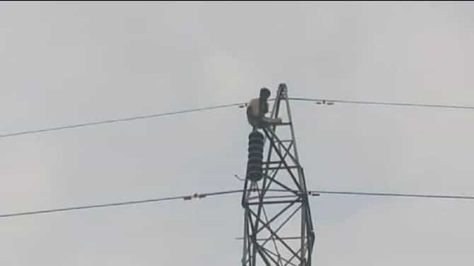 Mangaon Suicide Attempt : बायको येईना सासरी, नवरा चढला टॉवरवरी; पोलिसांच्या शिताफिने तरुणाचे वाचले प्राण